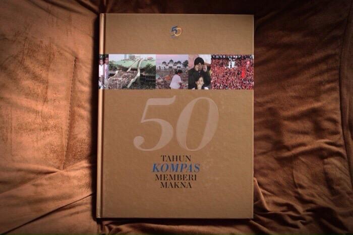 KompasTV's tweet photo. Nonton #Kompas50th mlm ini pkl 22.00 WIB dan dapatkan hadiah buku eksklusif ini! #KuisKompas50th http://t.co/zV8I7zyIaI