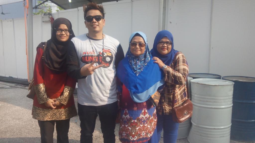 norhayatieishak's tweet photo. Bersama ikhwan... Sporting hbes r bro... Di #kud2015 @IkhwanHotFM #hotfm976 @hotfm976 http://t.co/65altYTZV8
