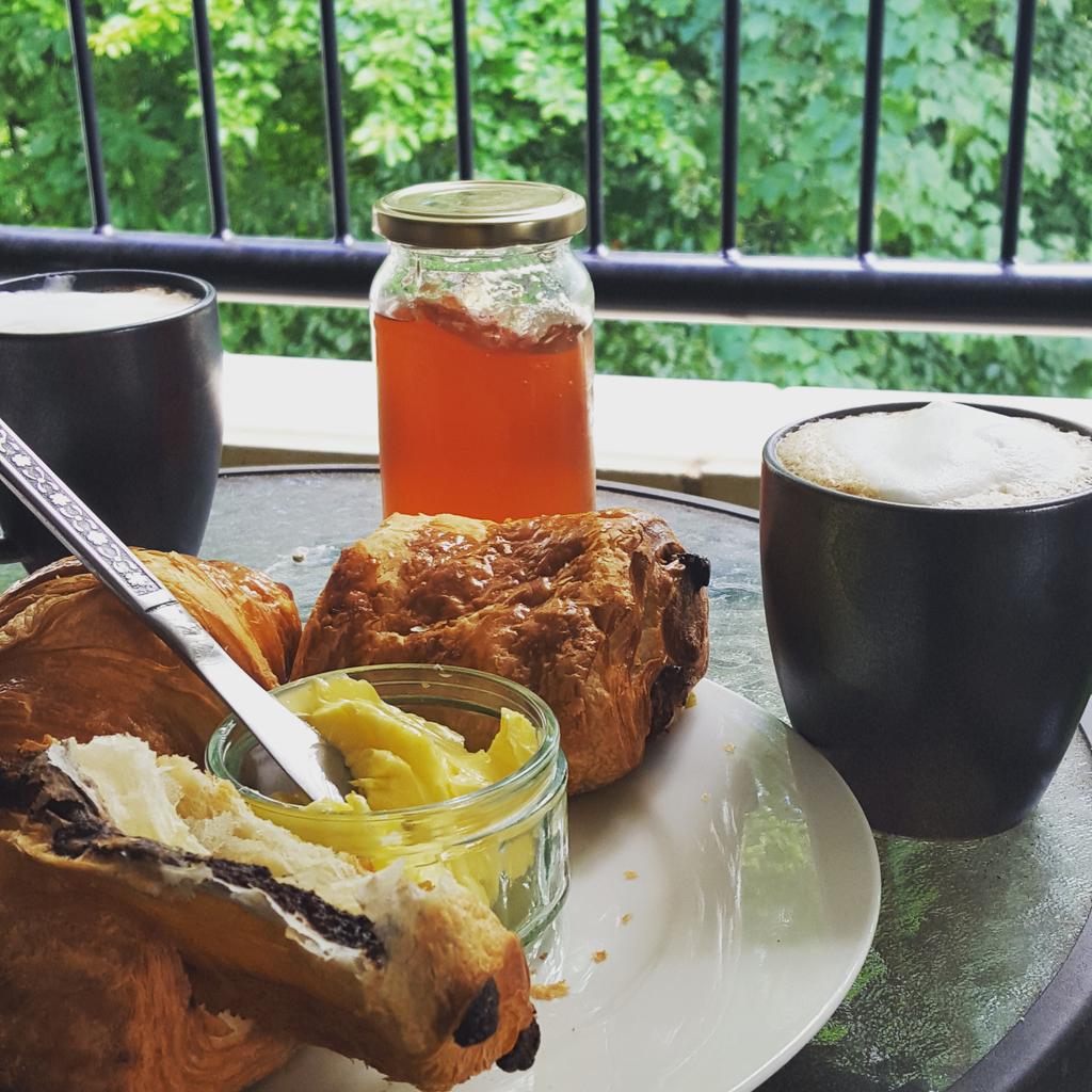 @HMoorMarket <a href="/greghowarth/">Greg Howarth</a> <a href="/CoffeeCircle/">Heart and Grafted</a> enjoying a cup of fresh coffee with foraged jam &amp; pastry #MiddleClassWankers