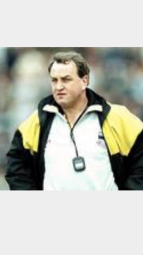 TheSundayGone's tweet photo. Bainisteoir Nicky Brennan directs @KilkennyCLG through the warm up #sceitimini #cluicheceannais #cats http://t.co/kuJnVwKlPu