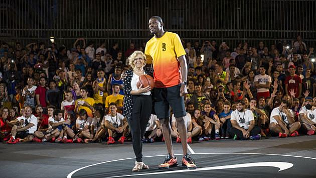 marca's tweet photo. Kevin Durant en Lavapiés... ¡Y con Carmena! http://t.co/izyMAHUUwe http://t.co/GmbhXTfdXT