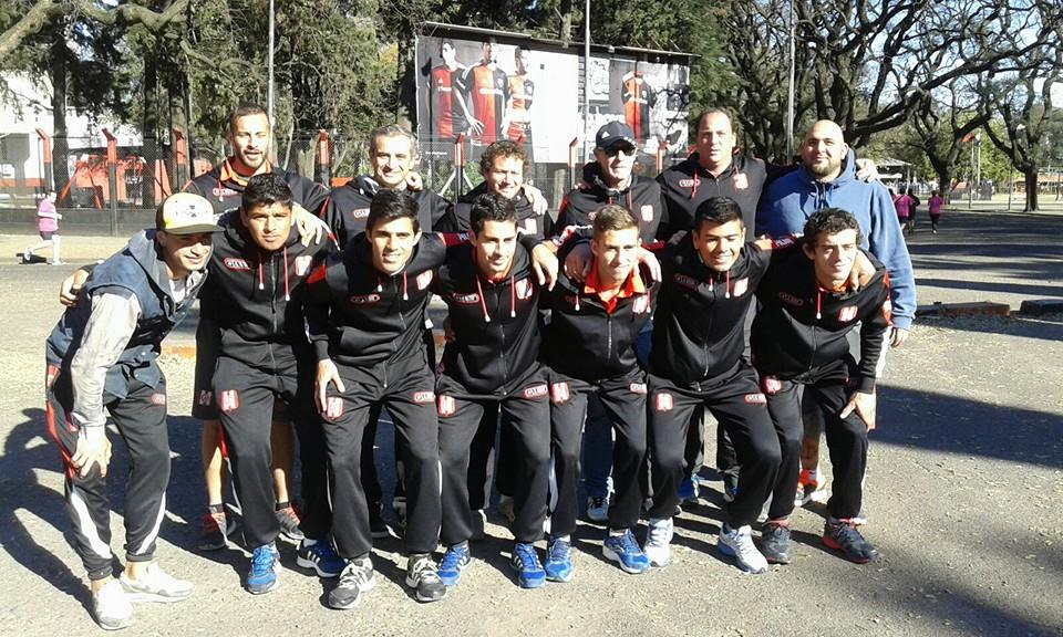 lineade42's tweet photo. El plantel de Atletico Pilar, paseando por las cercanias del Estadio de Newell's,@eldiariopilar @fmplazapilar http://t.co/pzcIaRNXQL