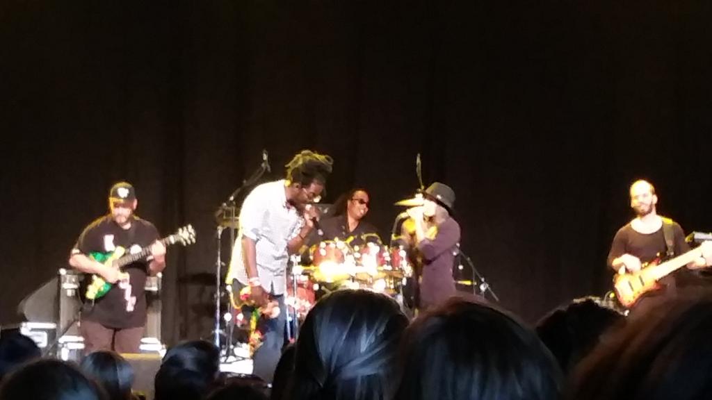 Die drummer lijkt op Stevie Wonder #zomerpop <a href="/kennyb/">kennyb!#siny</a>