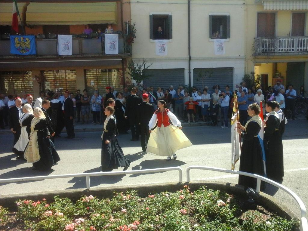 delnegromarco's tweet photo. La festa in piazza #blessano #danzandotraipopoli http://t.co/mlP0UMlhgN
