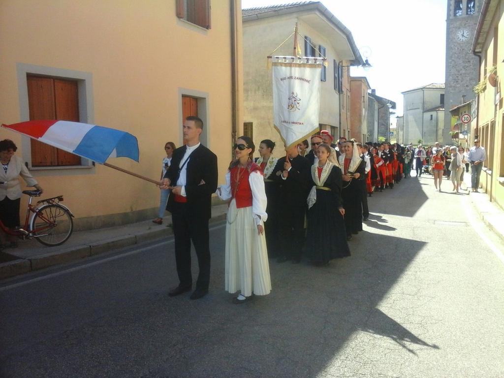 delnegromarco's tweet photo. La festa in piazza #blessano #danzandotraipopoli http://t.co/mlP0UMlhgN