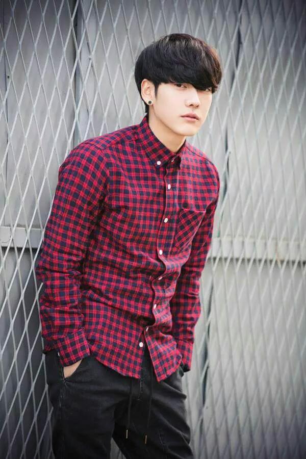 韓国ファッション メンズ 赤チェックシャツ着回し術 黒スキニーとの相性はバッチリ 腰巻きにしてデニムジャケットと合わせても 黒スウェットとニット帽と合わせても 韓国好きな人rt 韓国ファッション ファッション Http T Co H0li1vyn