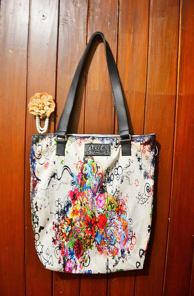 lestarisna's tweet photo. cuma 55rb aja. material : kain halus printing, resleting, furing, tali kulit. minat? line : risnalestari http://t.co/AyzyMfIHtD