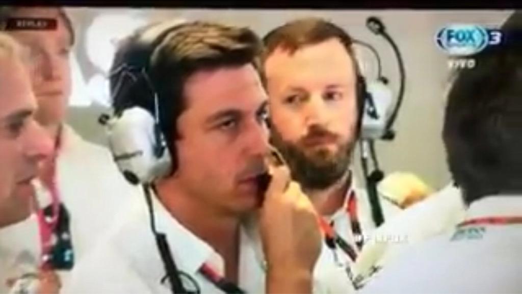 LaMaravillaASL's tweet photo. #ItalianGP Saber que haces trama y protegerte con el reglamento no es ético. Aquí ellos sabían. #DeflagateF1 http://t.co/W11xnWptM0