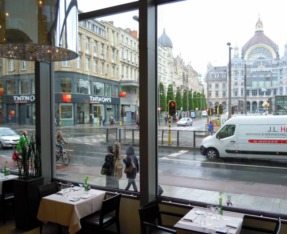 DrHGuy's tweet photo. Photo: That Guy Even Carries Leonard Cohen’s Guitar In The Rain – Antwerp 2013 http://t.co/a0PVjZGdtZ http://t.co/z5LDVhf1Rg