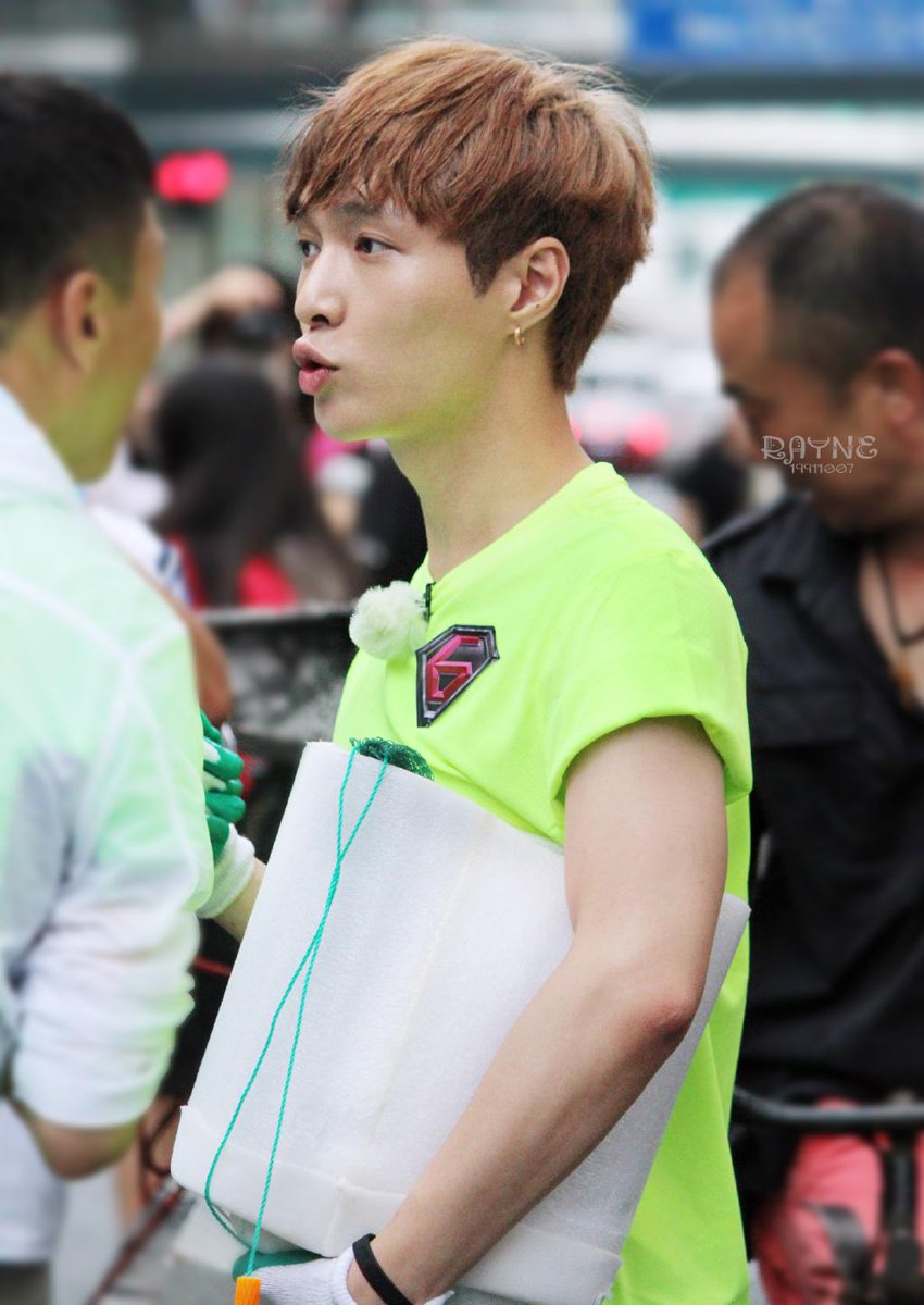 LAYLINE1991's tweet photo. [PIC] 150809 #LAY - Go fighting (Cr.Rayne) 
http://t.co/QqHvzP7z9b
http://t.co/zNpWiycBl2 http://t.co/FwMfMqwMKX