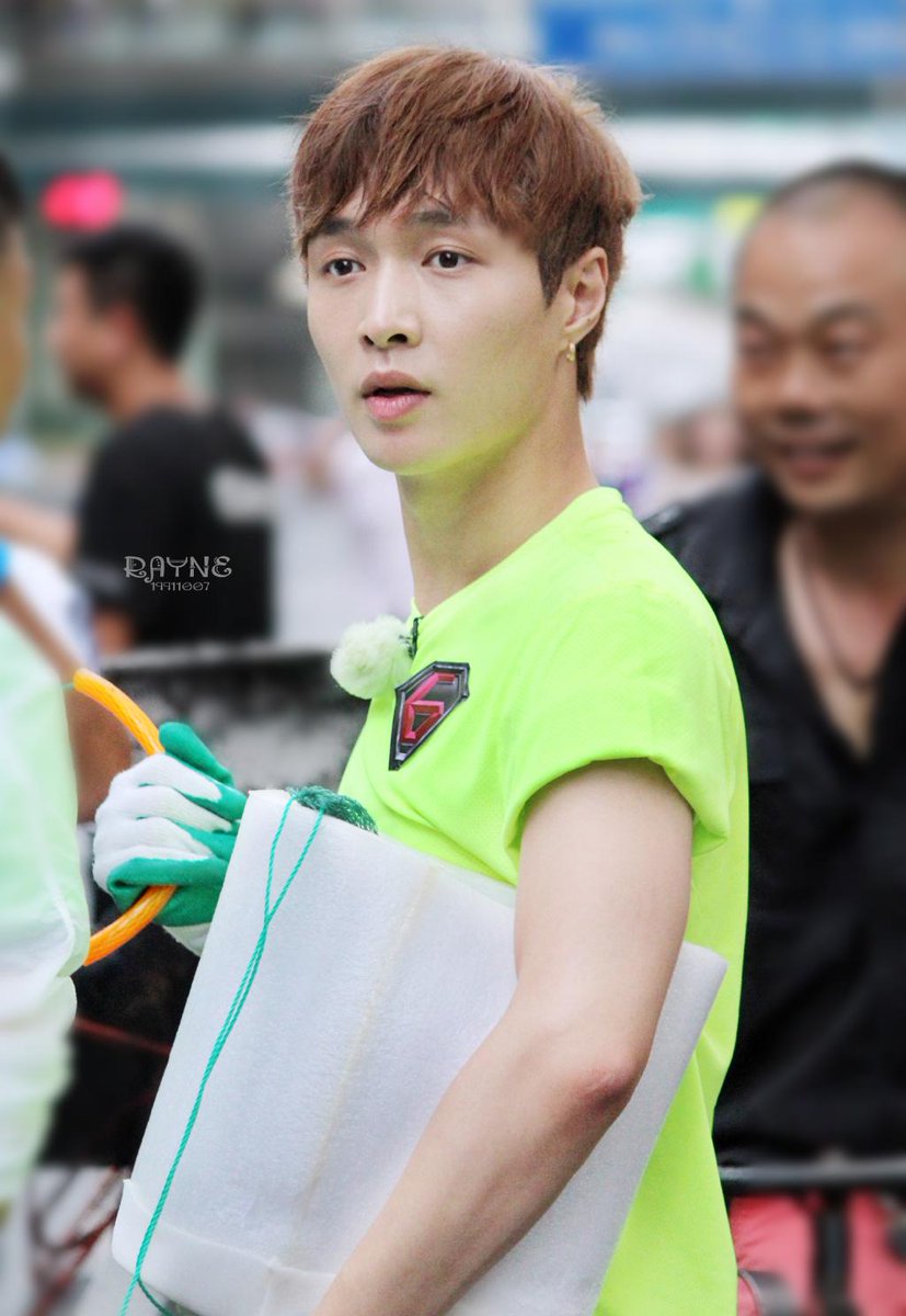 LAYLINE1991's tweet photo. [PIC] 150809 #LAY - Go fighting (Cr.Rayne) 
http://t.co/QqHvzP7z9b
http://t.co/zNpWiycBl2 http://t.co/FwMfMqwMKX