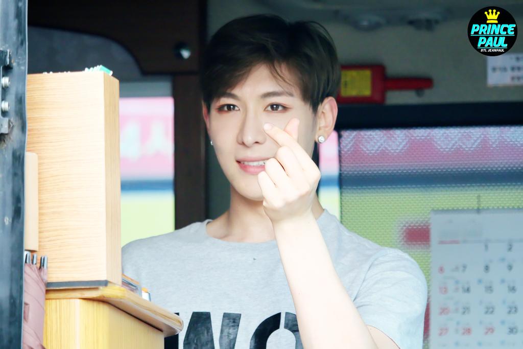 Prince__paul's tweet photo. [UPDATE] 150904 부산 롯데콘서트
쟝폴왕쟈님👑 사랑의 큐피트 💘
@BTL__JeanPaul  #비티엘 #BTL #골드문 #쟝폴 #김성환 http://t.co/nAhSmPaelR