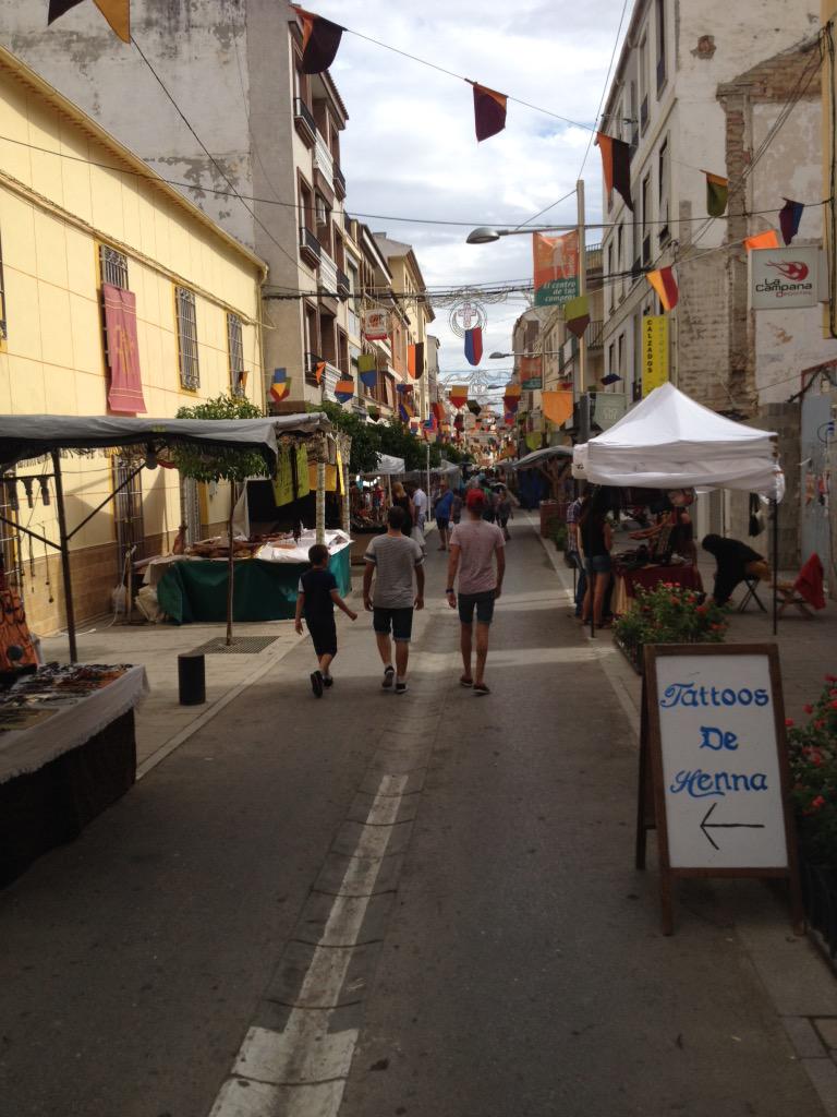 MediosHT's tweet photo. Un paseo por el #zocoHT2015 te permite ver rincones llamativos #HuétorTájar http://t.co/uCDkaX8gBj