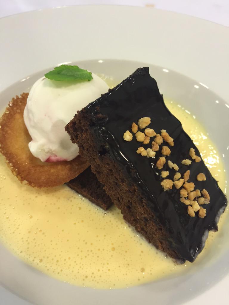 IdilicoRest's tweet photo. Brownie con natillas y helado de yogurt @gastronomicoZGZ http://t.co/wJHlducsZE