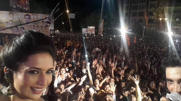 DivyankaRocks's tweet photo. #Divyanka  Instagram update : Colours of #Bhivandi #DahiHandi #NoFilter #SuperbCrowd #OverwhelmingFansLove - http://t.co/9SwsbPNK2x
