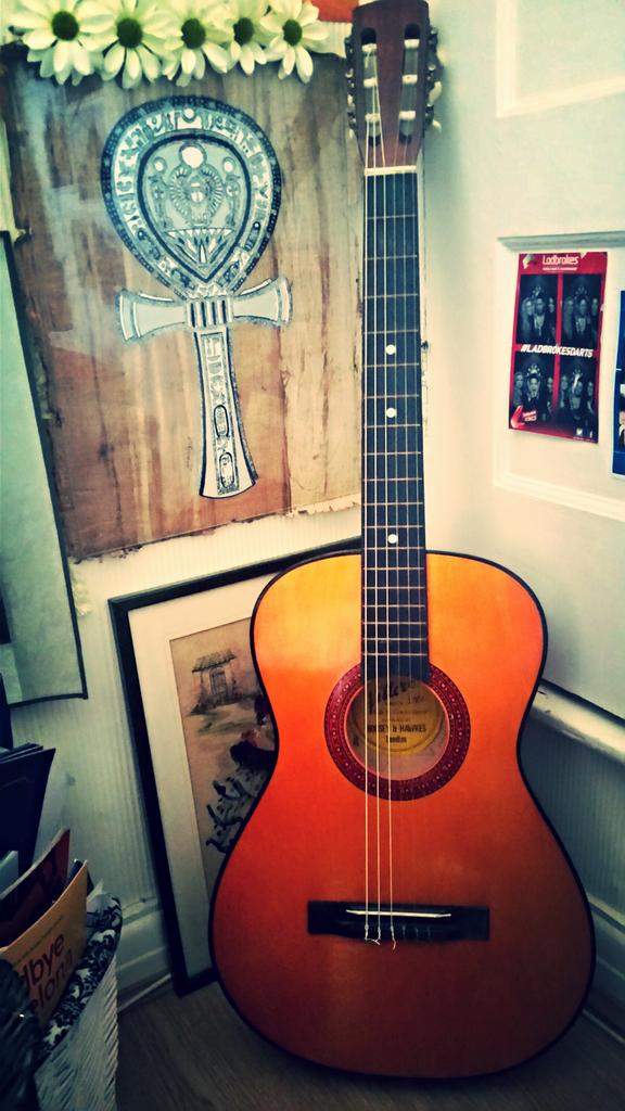 TheAmyRawlings's tweet photo. Ooooooooo someone's bought a guitar!! (That's me, I've bought a guitar!) #learningsomethingnew http://t.co/WmBH7XF0ig