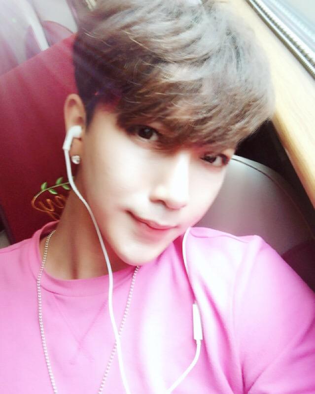 o_yeon_jun's tweet photo. 트위터 계정 비밀번호 잊어먹어서 인제 찾았어요ㅜㅠ 다행이다 찾아서 그동안 뜸햇죠 제가 돌아왔습니다 Yeon이가 ~~ 부산콘서트 잘맞치고 돌왔습니다 아쉬운 무대여서 무엇보다 속상했어요ㅜㅠ http://t.co/gabqIRu5N7