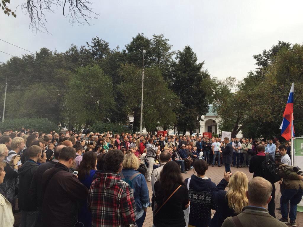 Это встречи рядового гражданина Навального. А кандидат в президенты России Алексей Навальный будет собирать стадионы.