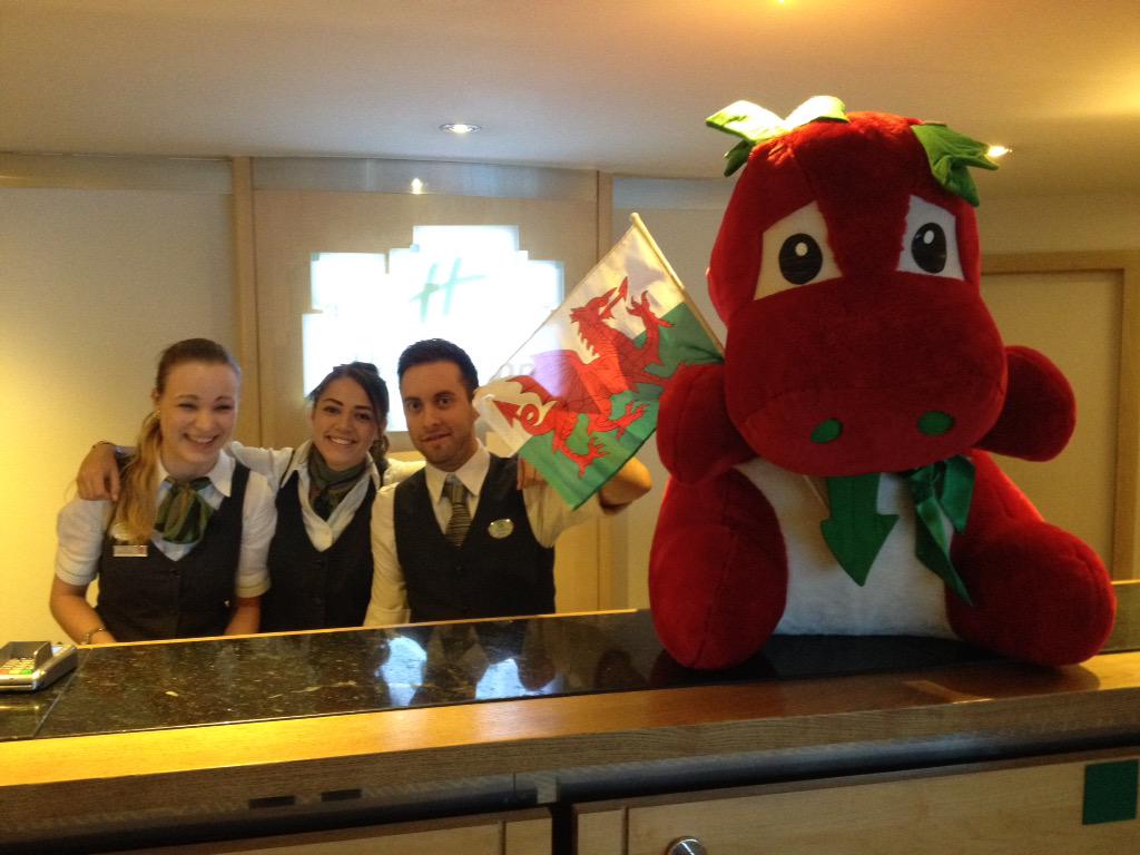 jedimovedwales's tweet photo. Good luck Wales, fingers crossed for qualification today from all the team @HICardiffCity #RBHAug #WALvISR @FAWales http://t.co/EjHfPgfUEn