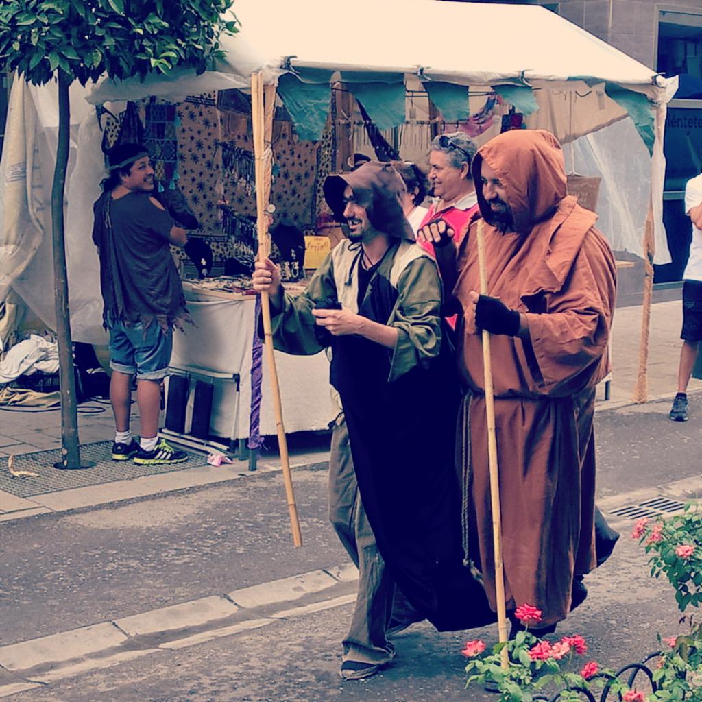 gomoad's tweet photo. El ciego y su lazarillo, yendo en busca víveres. #zocoHT2015 @radiohuetor http://t.co/pWKd3nTPdM