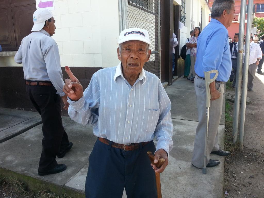 soy_502's tweet photo. #YaVoté José Macay, con 87 años y agarrado a su bastón, acudió a votar y anima a los demás.  http://t.co/wnDPsvCMmO Vía@Pietro_Cipriani
