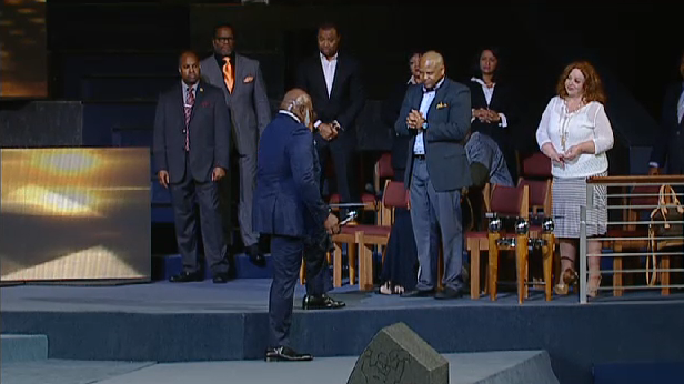 BishopJakes's tweet photo. Jesus is going to touch the place that hurt the most! OPEN UP in the presence of God! #GoBlind #tphonline http://t.co/oHVdXgNEsu