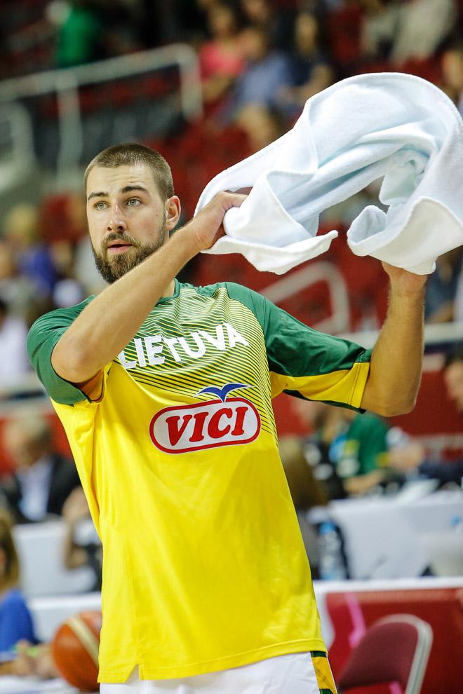 Raptors's tweet photo. Pregame at #EuroBasket2015 as Raps C @JValanciunas and team Lithuania get ready to take on Latvia http://t.co/E5JUcELEmf
