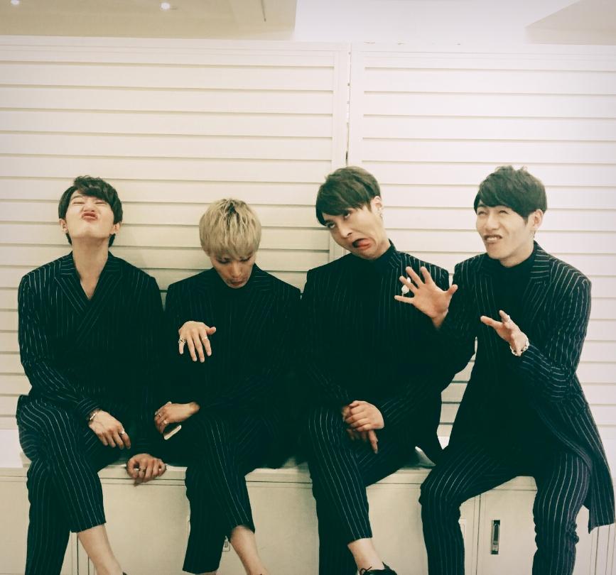 [SPEED] #스피드 #SPEED #일본 #JAPAN 짜쟌!! 처음으로 선 보이는 의상입니다!! 남자의 향기가 물씬 나는 네이비 스트라이프 수트~!! 우리 좋은건 다 함께봐요!! >_< #눈호강