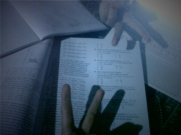 Ratiwi_DP's tweet photo. Fighting Study hard,Start from half past eight untill now :D it's our try to give the best to our parent😍 @Titiss_JS http://t.co/jUZgGTs1DD