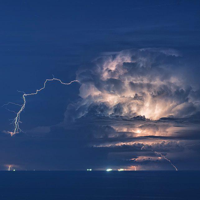 Spectacular positive CG over the Adriatic offshore Gabicce mare, Italy by Niccolo Ubalducci. . Via <a href="/severeweatherEU/">SWE | severe-weather.eu</a>