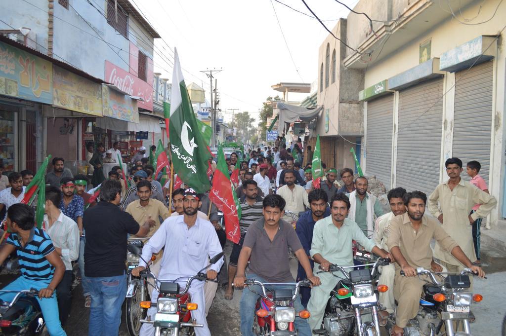 PTIAhmedpurEast's tweet photo. پی ٹی آئی کا یوم دفاع اور ضرب عضب پر پاک فوج کو خراج عقیدیت پیش کرنے کے لیے ریلی
#6thSeptPakDefenceDay #InsafTV #PTI http://t.co/oQofimZ2Hq