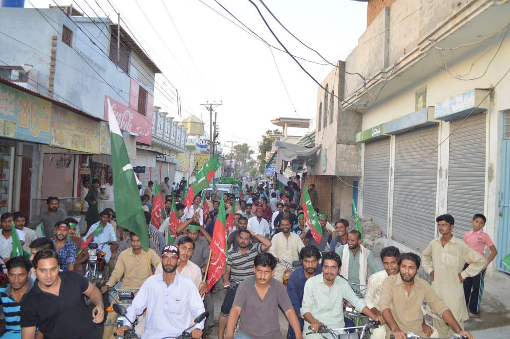 PTIAhmedpurEast's tweet photo. پی ٹی آئی کا یوم دفاع اور ضرب عضب پر پاک فوج کو خراج عقیدیت پیش کرنے کے لیے ریلی
#6thSeptPakDefenceDay #InsafTV #PTI http://t.co/oQofimZ2Hq