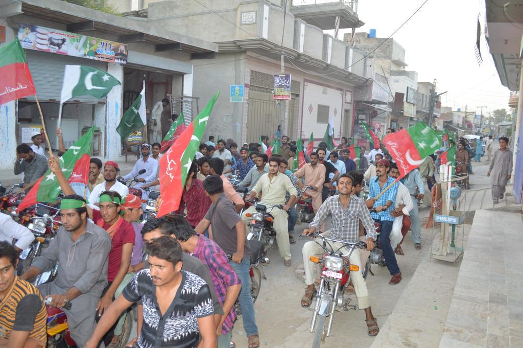 PTIAhmedpurEast's tweet photo. پی ٹی آئی کا یوم دفاع اور ضرب عضب پر پاک فوج کو خراج عقیدیت پیش کرنے کے لیے ریلی
#6thSeptPakDefenceDay #InsafTV #PTI http://t.co/u1HMkZhhK4