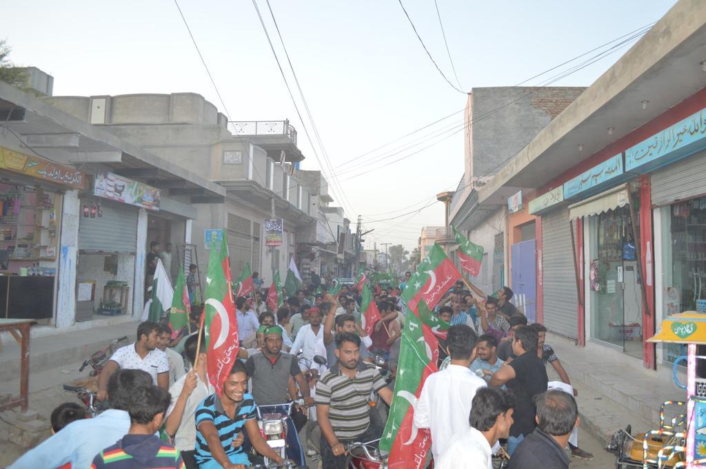 PTIAhmedpurEast's tweet photo. پی ٹی آئی کا یوم دفاع اور ضرب عضب پر پاک فوج کو خراج عقیدیت پیش کرنے کے لیے ریلی
#6thSeptPakDefenceDay #InsafTV #PTI http://t.co/u1HMkZhhK4