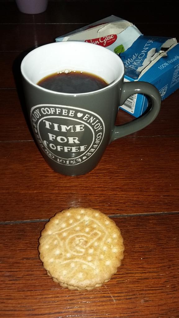 AdaHarthoorn's tweet photo. Bij onze dochter op de koffie met een #knapperig koekje. #septemberuitdaging http://t.co/5cilhcyeYo