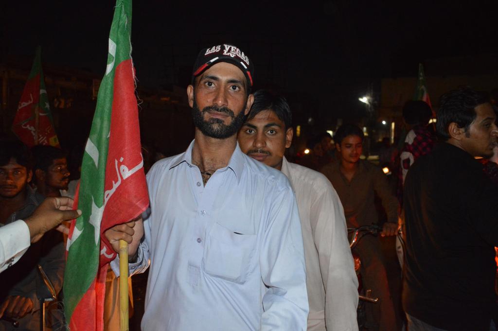 PTIAhmedpurEast's tweet photo. پی ٹی آئی کا یوم دفاع اور ضرب عضب پر پاک فوج کو خراج عقیدیت پیش کرنے کے لیے ریلی
#6thSeptPakDefenceDay #InsafTV #PTI http://t.co/30I1sCStkA