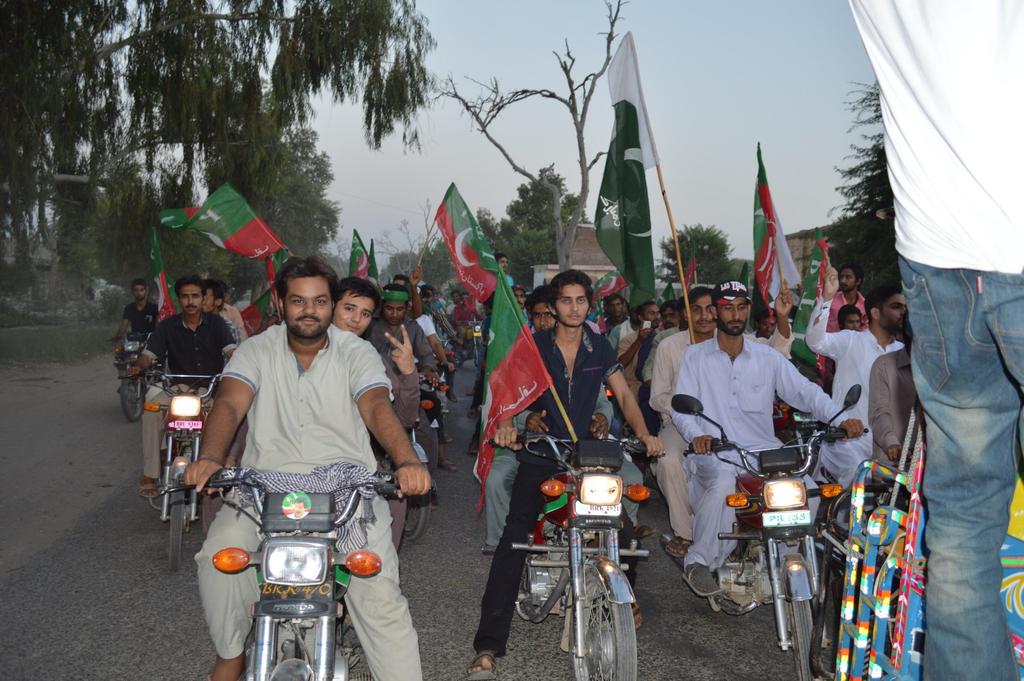 PTIAhmedpurEast's tweet photo. پی ٹی آئی کا یوم دفاع اور ضرب عضب پر پاک فوج کو خراج عقیدیت پیش کرنے کے لیے ریلی
#6thSeptPakDefenceDay #InsafTV #PTI http://t.co/0sI9gUftBB