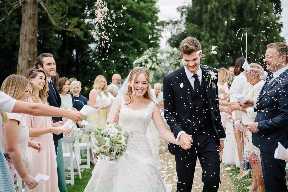 auxuste's tweet photo. IM IN TEARS THEY LOOK SO BEAUTIFUL #jimandtanyagetmarried #CongratulationsJanya http://t.co/UDJtXv8CfU