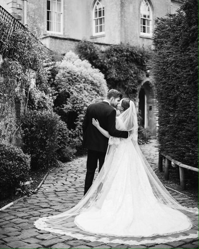 auxuste's tweet photo. IM IN TEARS THEY LOOK SO BEAUTIFUL #jimandtanyagetmarried #CongratulationsJanya http://t.co/UDJtXv8CfU
