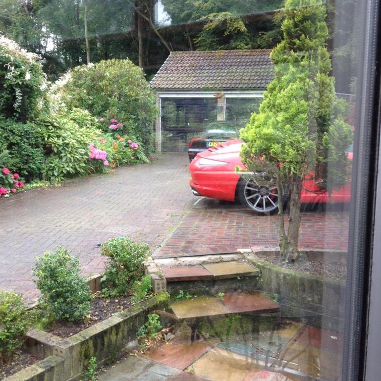 5afcom's tweet photo. Hiding out @ watered gate - little red car http://t.co/GHiXAlzytB