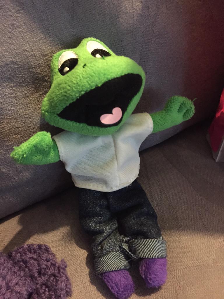 jamesthefrogg's tweet photo. Do you guys like my new jeans? #jamesthefrog http://t.co/bZ9PUQzPXv