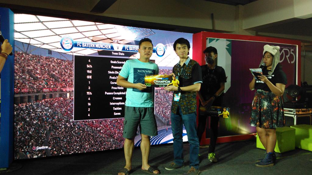 EFO_Indonesia's tweet photo. Selamat buat JUARA WE2015-PS4 @GameplayStoreID: @prasetya_fajar &amp; RUNNER-UP @Drabackto_ID @toysrepublic @PES_ID http://t.co/aLWEwm0buJ
