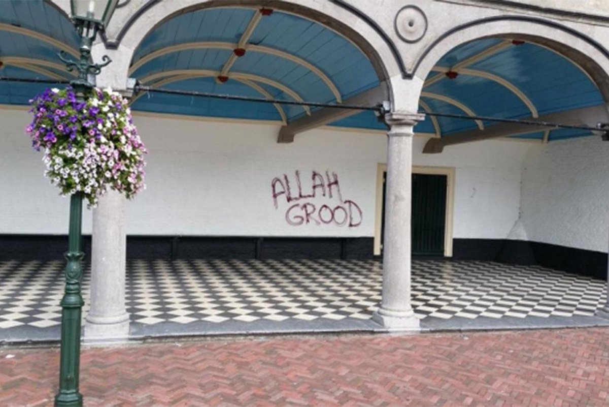 Kerkmuur in Zierikzee beklad: 'ALLAH GROOD'
ad.nl/ad/nl/1012/Ned…
