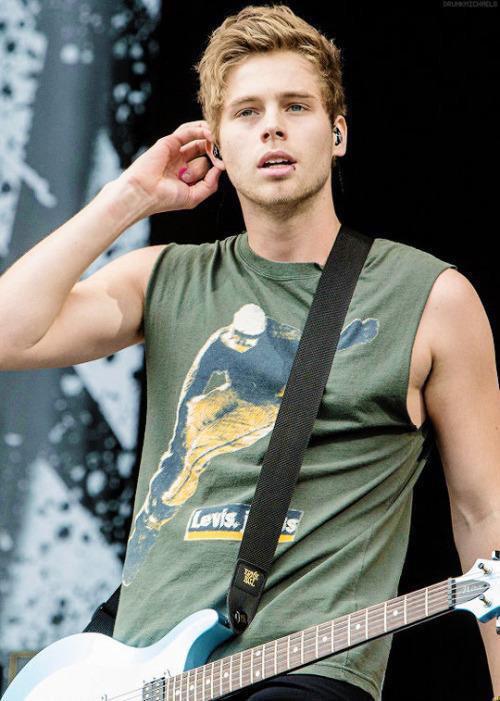 rtyourmancandy's tweet photo. Luke Hemmings http://t.co/tTMNbWl1nv