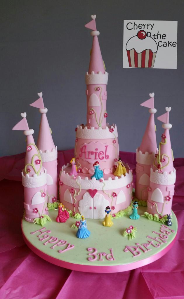 cherry0nthecake's tweet photo. One if the weekends orders. Princess castle cake. #cake #princesscastlecake #birthdaycake http://t.co/skEGAq1wN8