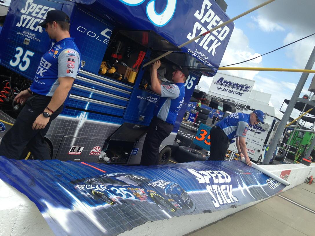 Unfurling the <a href="/SpeedStick/">Speed Stick</a> banner in the 35 pit. #DefyTheDoubt #Southern500