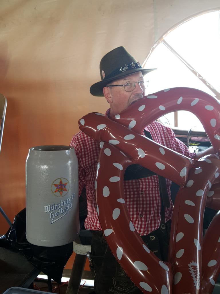 716GermanBand's tweet photo. German festival is in full swing! Come on down! #GermanAmericanMusicians #oktoberfest http://t.co/TxrvqZW7O7