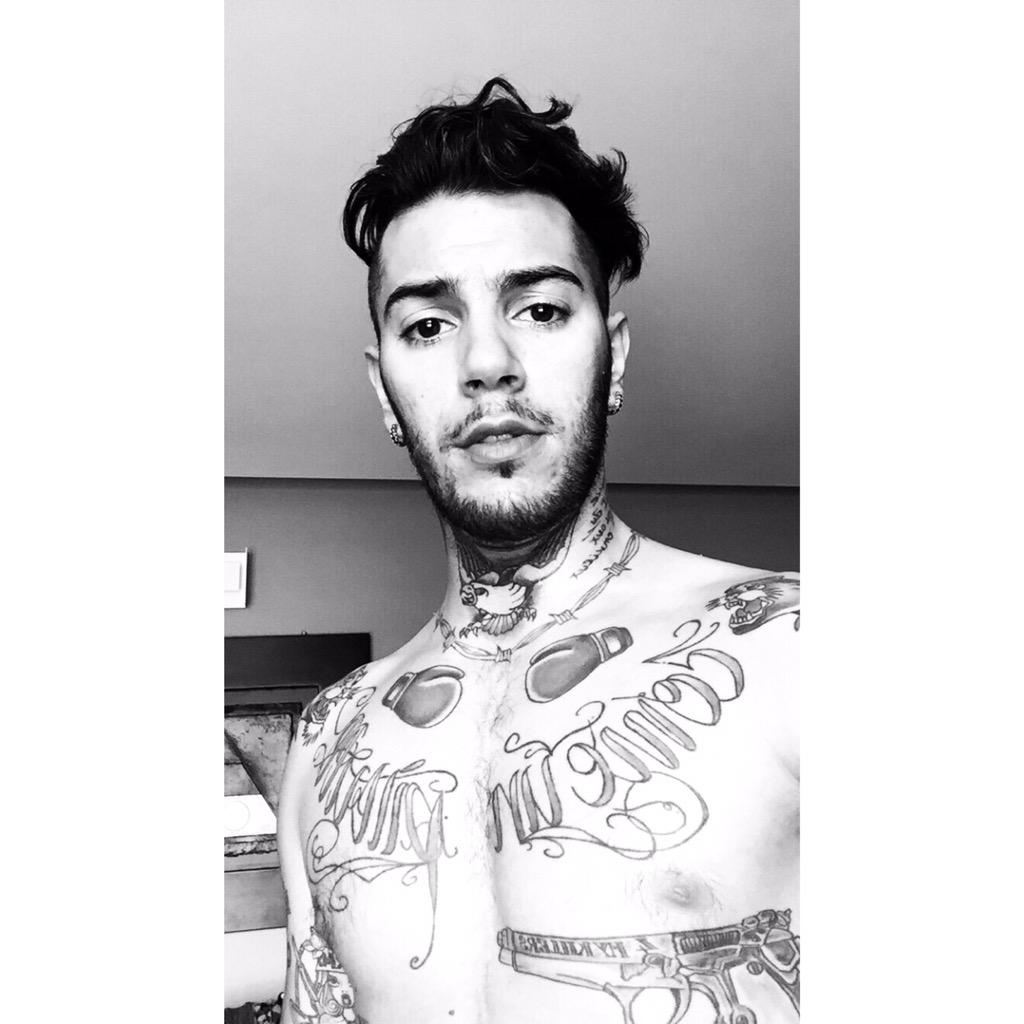 RealEmisKilla's tweet photo. #Autoscatto 😏 http://t.co/LG4jrHis2r
