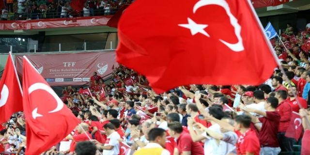 milliyet's tweet photo. Konya'da mehter marşı ve 3 golle 3 puanı kutluyoruz. Teşekkürler çocuklar, teşekkürler #KONYA  http://t.co/gUTgTIjDTi http://t.co/EcKgj66iCg