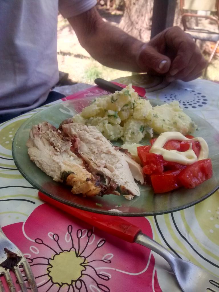 vikymorocha1's tweet photo. Comiendo asado y escuchanto Musica http://t.co/wVSdFBTf3r